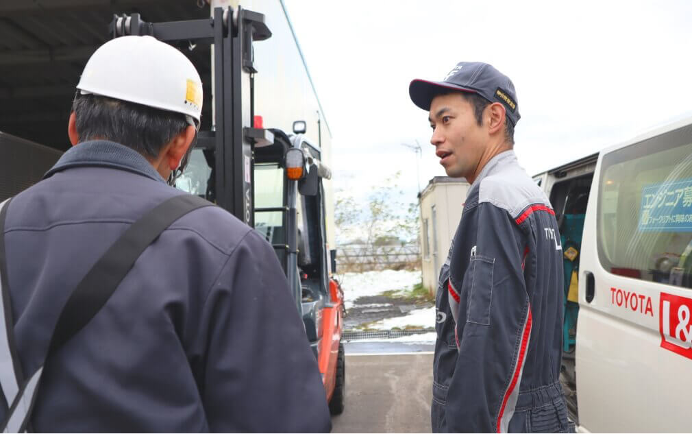 お客様の悩みを伺う河田さん