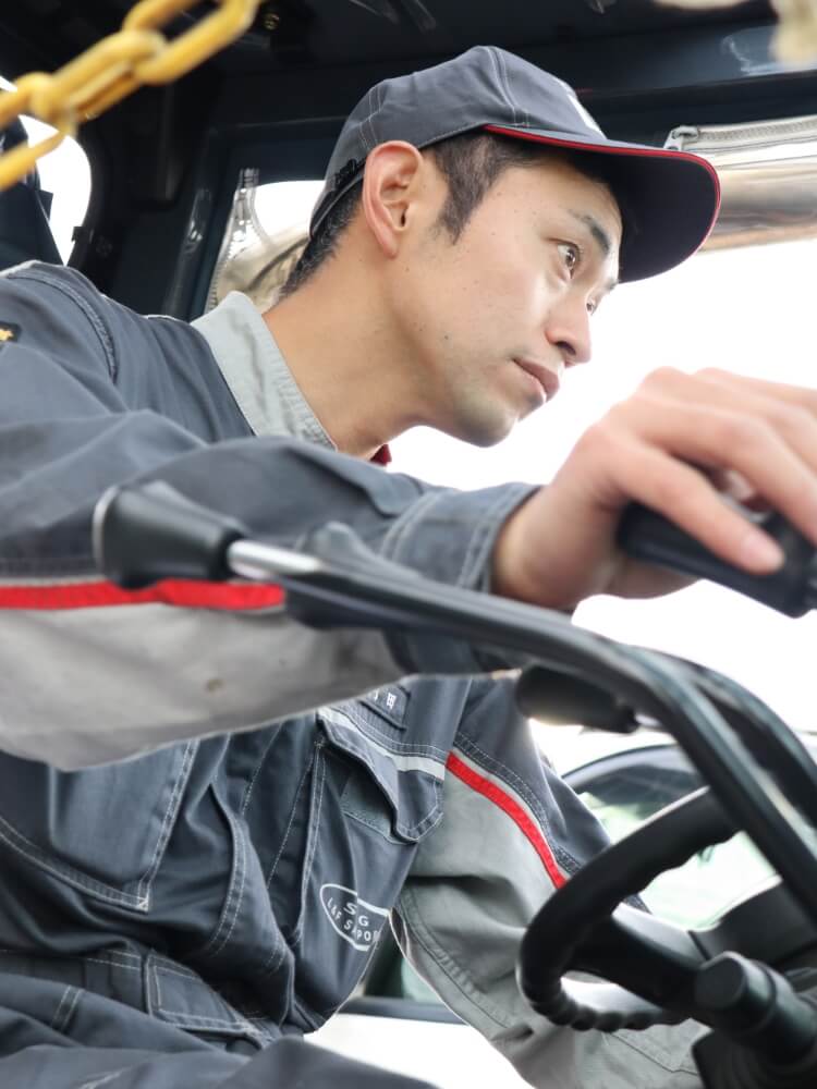 フォークリフトを運転する河田さん